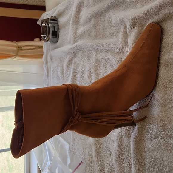 Size 7.5 brown tassel calf boots with side zipper - Picture 4 of 9